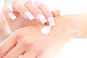 Eine Hand cremt die andere