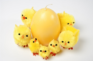 Osterküken und Kerze