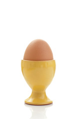 uovo isolato su fondo bianco