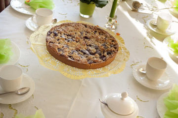 Österlich gedeckte Kuchentafel