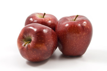 Tre mele rosse di fronte
