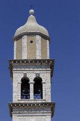 Kirchturm mit Glocken
