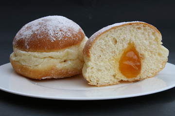Marmeladekrapfen halbiert