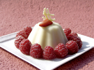 budino alla vaniglia con lamponi
