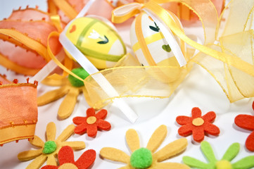 Osterdekoration mit Filzblumen und Bändern