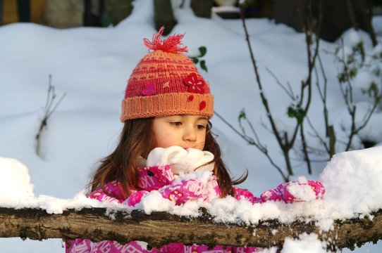 petite fille sereine en hiver