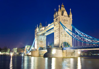 Tower Bridge bei Nacht, London