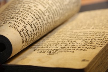 aufgeschlagenes Buch