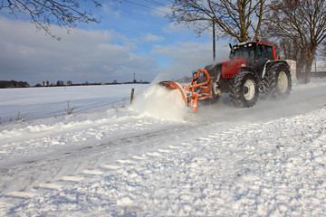 Winterdienst schnee räumen traktor