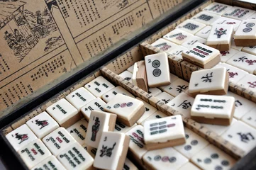 Abwaschbare Fototapete Boite de jeu de Mahjong ou jeu des quatre vents © Delphotostock