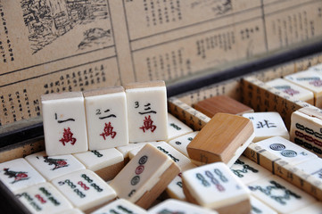 Tuiles dans une boite de jeu de Mahjong vintage ou jeu des quatre vents