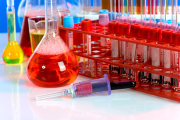 Laboratory ware and microscope