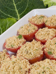 Teglia con gratinata di pomodori pronta per il forno