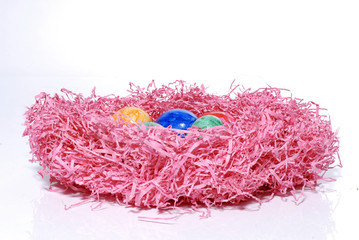 Osternest aus rosa Ostergras