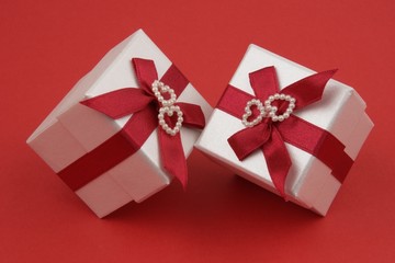 Geschenkbox mit roter Schleife