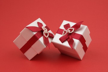 Geschenkbox mit roter Schleife