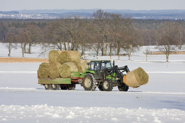 traktor mit stroh beladen © Svenni