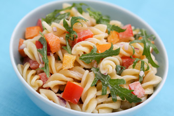 Nudelsalat mit Paprika, Rucola und Tomate