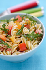 Nudelsalat mit Tomate, Paprika und Rucola