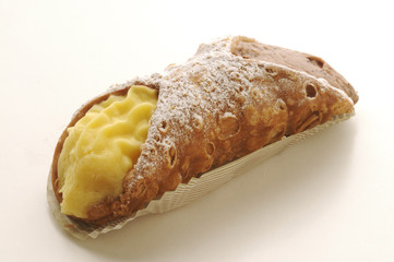Cannolo alla crema e cioccolato