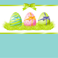 Drei Ostereier im Gras