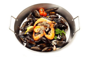 pentola di cozze gamberi e vongole