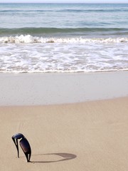 Fototapeta na wymiar sunglases on the beach