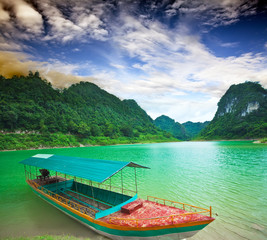 Fototapeta na wymiar Thang Hen Lake
