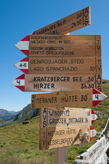 Wanderwegweiser in Südtirol