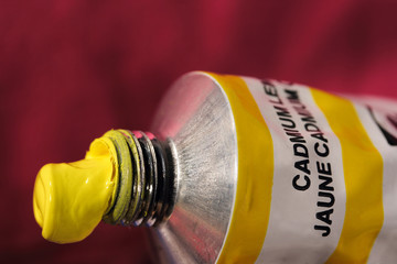 Fototapeta premium tubetto colore giallo cadmio