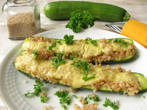 Mit Gerstenbulgur gef&uuml;llte &uuml;berbackene Zucchini