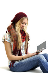 Junge Frau mit ebook Reader