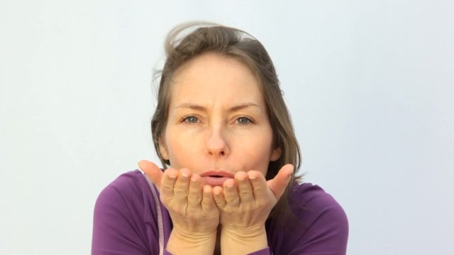 femme envoyant un baiser
