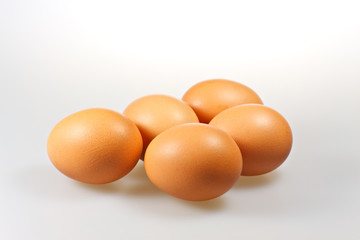 Fünf Eier liegend