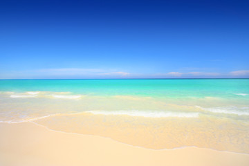Fototapeta na wymiar Idylliczne plaża z białym piaskiem i turkusowe wody niebieskie