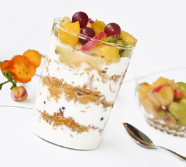Frische Früchte auf Naturjoghurt und Müsli