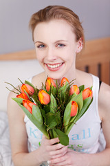 junge frau mit tulpenstrauß