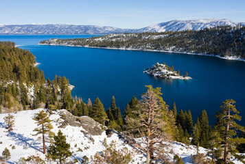 Fototapeta na wymiar Emerald Bay w zimie, Lake Tahoe
