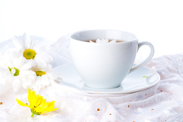Obraz na płótnie Canvas Flower tea with a camomile.