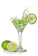 Fototapeta na wymiar Zielona alchohol cocktail z powitalny i zielony wapna