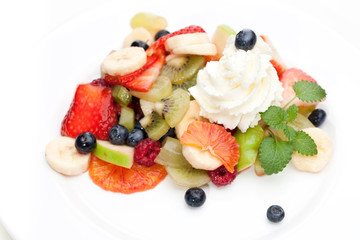 Obstsalat mit Schlagsahne