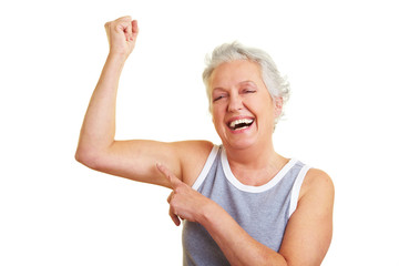 Seniorin zeigt ihre Muskeln