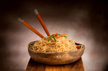 spaghetti di soia in antica ciotola di legno tibetana
