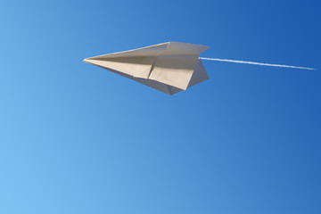紙飛行機と飛行機雲