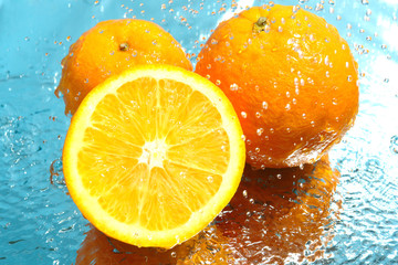 Fototapeta na wymiar fresh orange in water