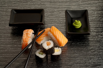 sushi misto wasabi e soia con  bacchette