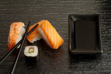 sushi misto salsa di soia  e bacchette