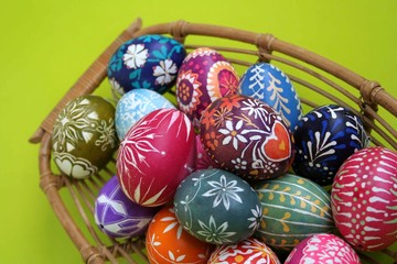 Fototapeta premium Sorbische Ostereier im Körbchen