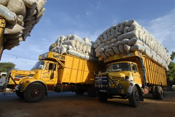 Abwaschbare Fototapete Afrika müde Lkw im Senegal