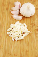 Garlic preparation ways on a cutting board